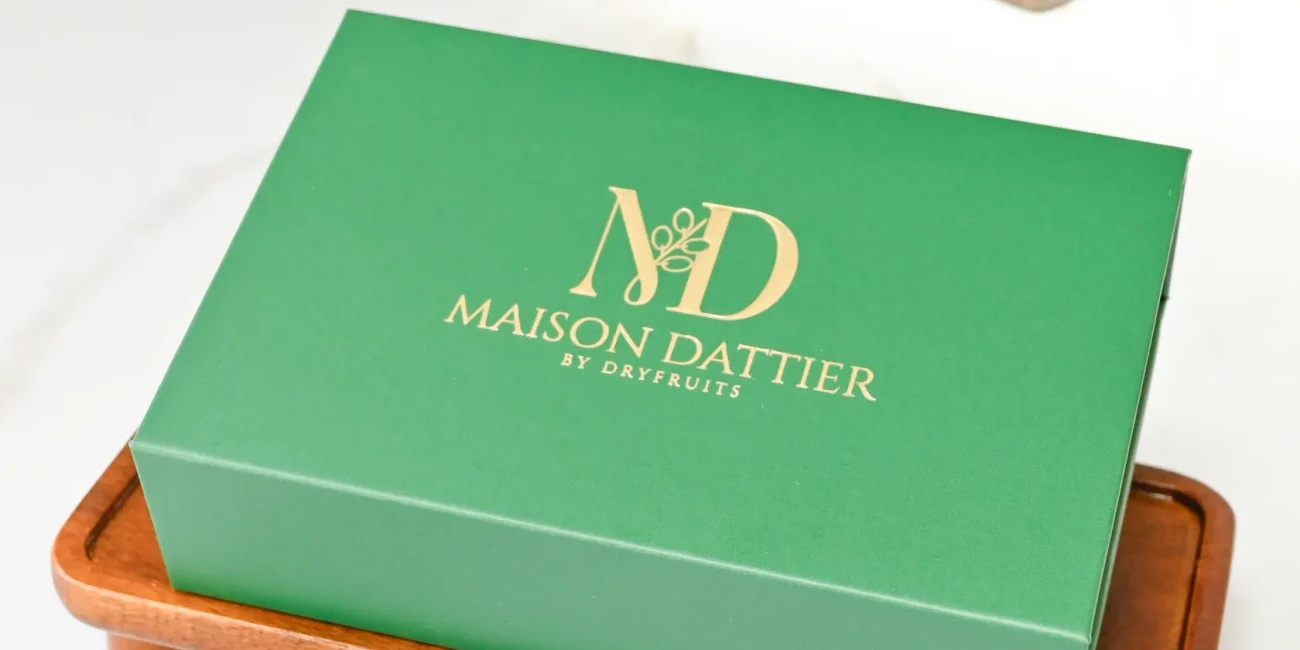 Coffret cadeau Maison Dattier fermé, écrin vert et logo doré