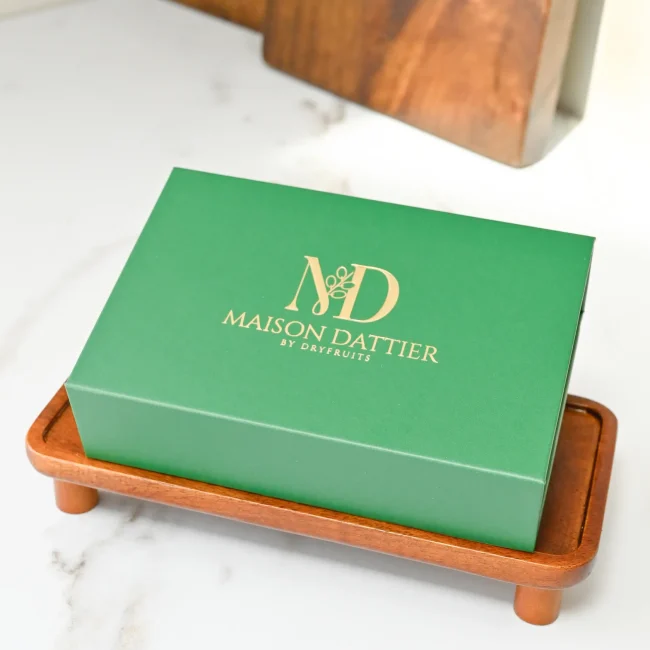 Coffret cadeau Maison Dattier fermé, écrin vert et logo doré