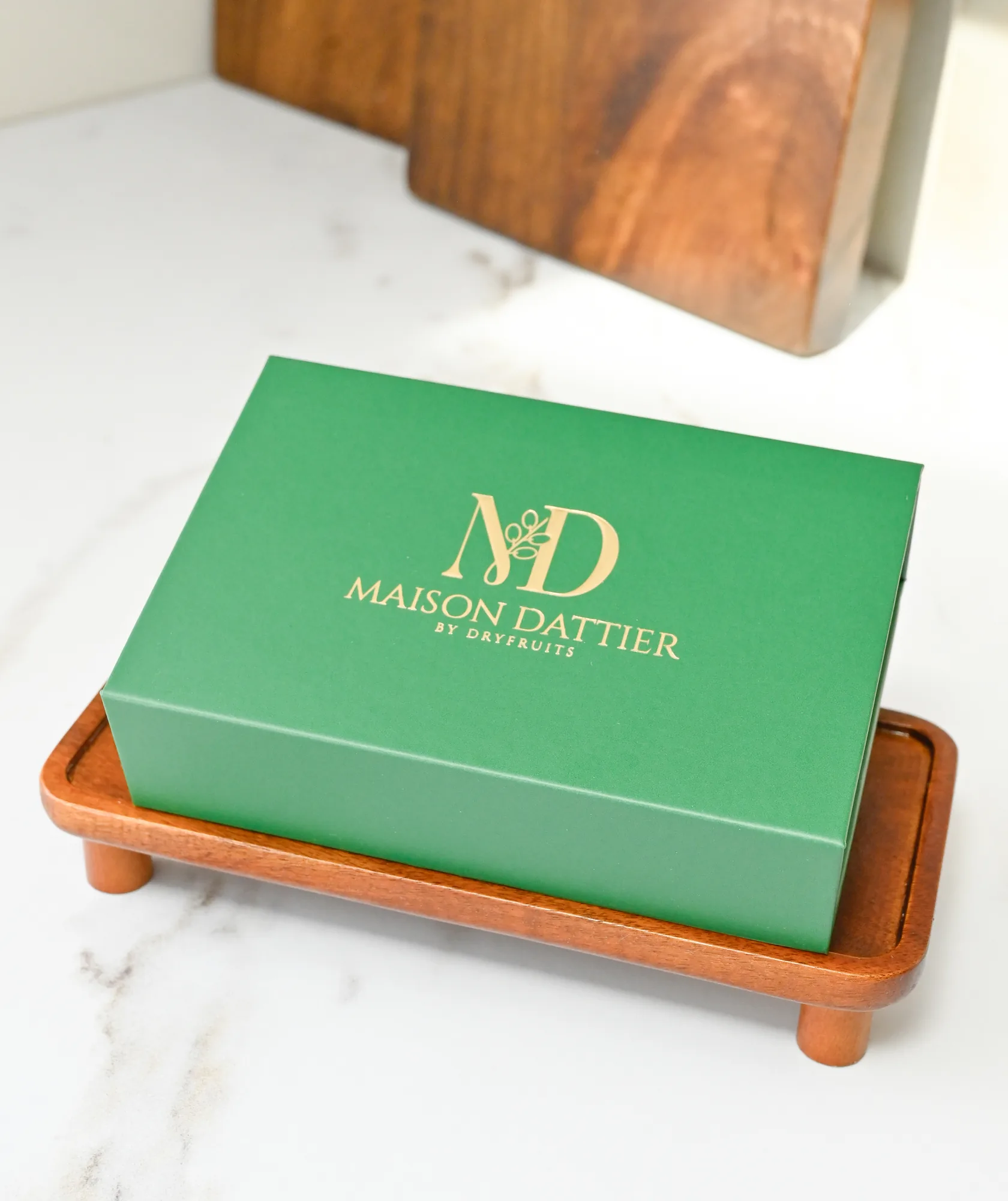 Coffret cadeau Maison Dattier fermé, écrin vert et logo doré