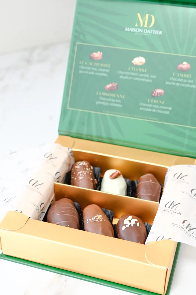 Coffret Découverte Maison Dattier ouvert : 6 dattes fourrées et enrobées de chocolat