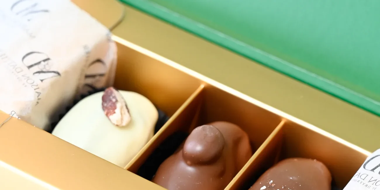 Coffret Dégustation Maison Dattier ouvert : 3 dattes fourrées et enrobées de chocolat