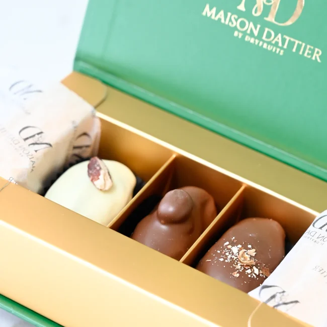 Coffret Dégustation Maison Dattier ouvert : 3 dattes fourrées et enrobées de chocolat