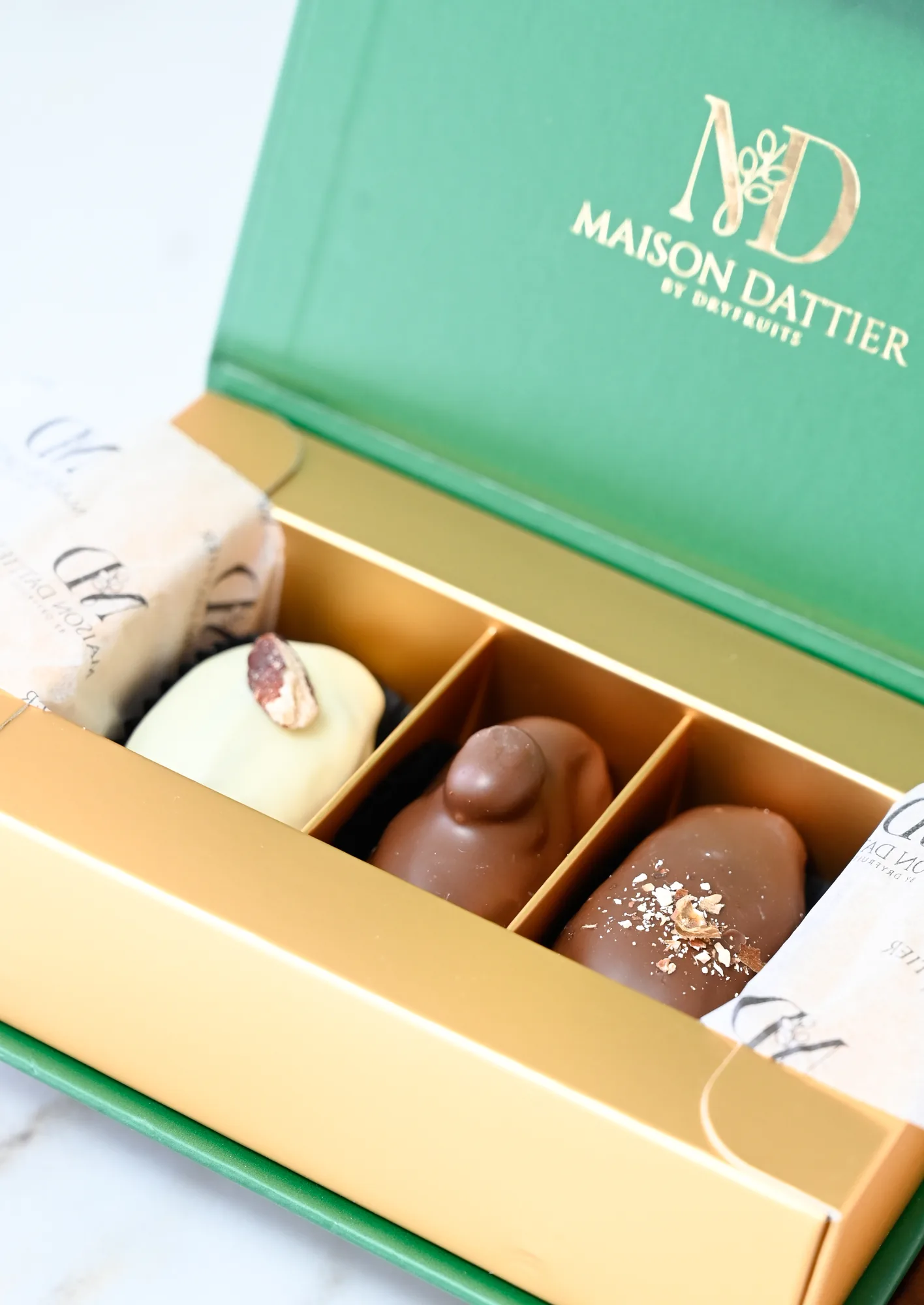 Coffret Dégustation Maison Dattier ouvert : 3 dattes fourrées et enrobées de chocolat