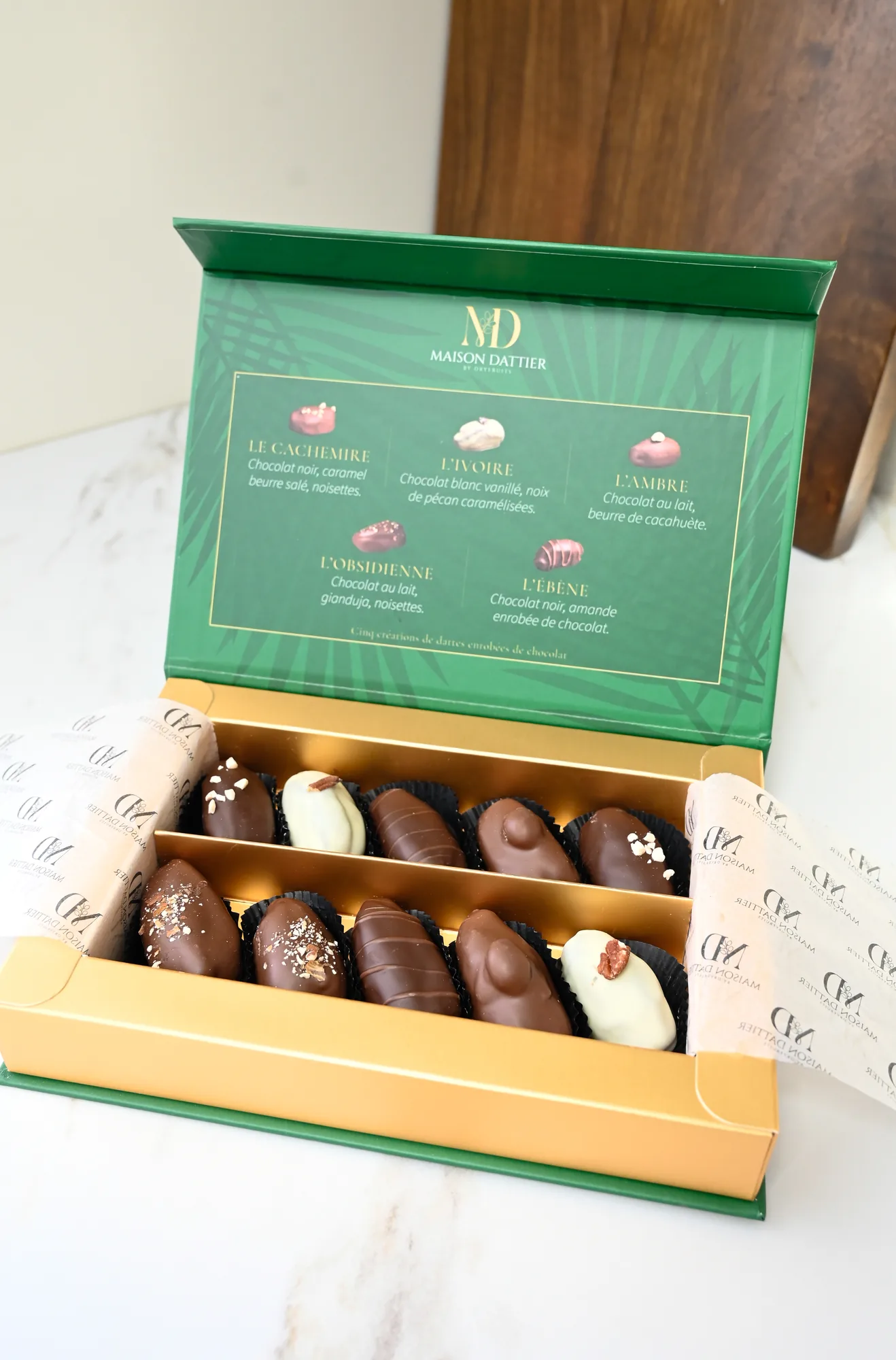 Coffret Prestige Maison Dattier ouvert : 10 dattes fourrées et enrobées de chocolat