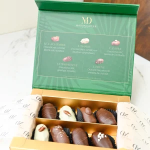 Coffret Signature Maison Dattier ouvert : 8 dattes fourrées et enrobées de chocolat