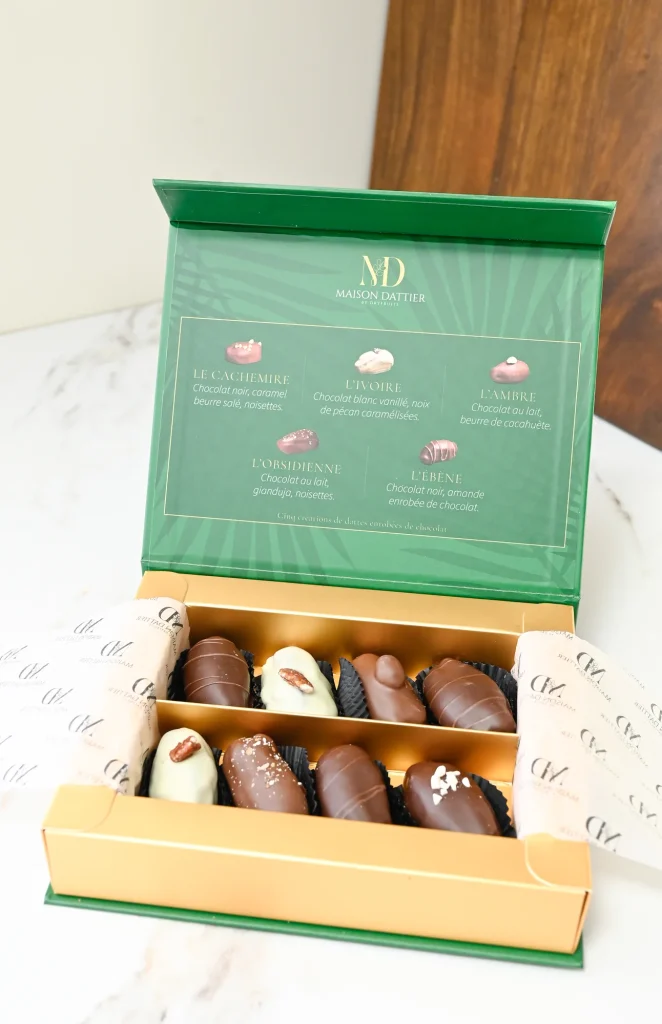 Coffret Signature Maison Dattier ouvert : 8 dattes fourrées et enrobées de chocolat