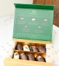 Coffret Signature Maison Dattier ouvert : 8 dattes fourrées et enrobées de chocolat